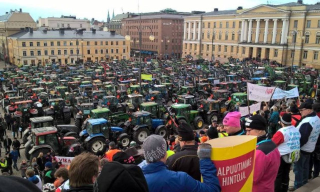 Το Ελσίνκι πολιορκήθηκε από τρακτέρ! (video)
