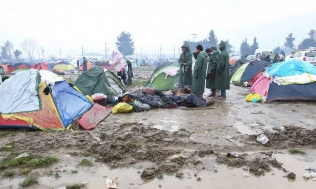 Συγκλονιστικές εικόνες από τον λασπότοπο της Ειδομένης