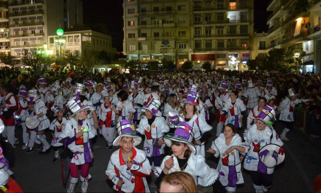 Πάτρα: Χρώμα, κέφι και χορός από χιλιάδες καρναβαλιστές στη Νυχτερινή Ποδαράτη (pics+vids)
