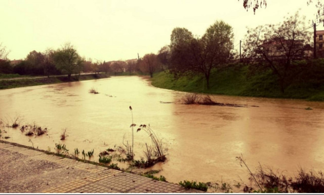 Συναγερμός στα Τρίκαλα: Καταρρακτώδεις βροχές – Υπερχείλισε ο Ληθαίος (pics)