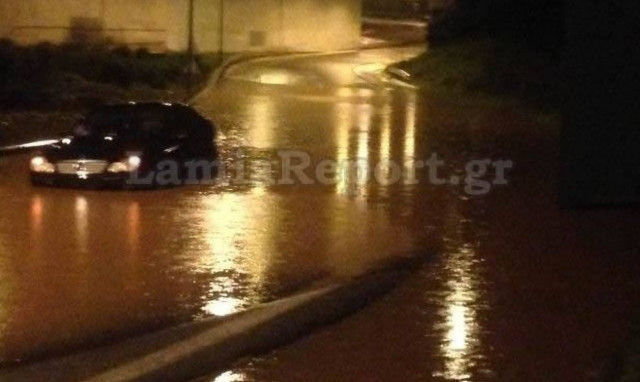 Κακοκαιρία - Φθιώτιδα: Πλημμύρισε η είσοδος στα Καμμένα Βούρλα - Εγκλωβίστηκε οδηγός