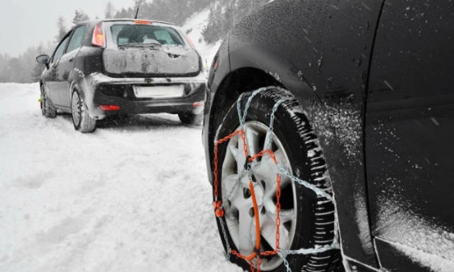 Καθαρά Δευτέρα: Κύμα κακοκαιρίας σαρώνει τη χώρα – Πού χρειάζονται αντιολισθητικές αλυσίδες