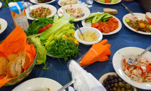 Μία διαφορετική… Καθαρά Δευτέρα – Δείτε τι έκανε μία παρέα όταν έλειπε ο ιδιοκτήτης ταβέρνας