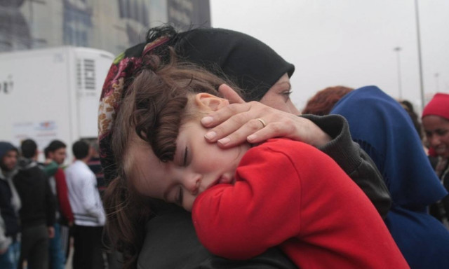 Προσφυγικό: Στο έλεος της βροχής πρόσφυγες και μετανάστες στον Πειραιά