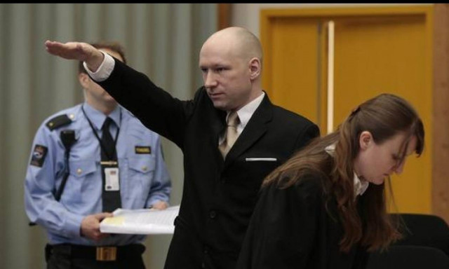 Προκαλεί ξανά ο Μπρέιβικ: Χαιρετά ναζιστικά και μηνύει τη Νορβηγία για απάνθρωπες συνθήκες κράτησης