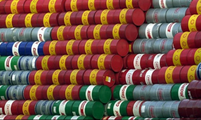 Η υπερπροσφορά ρίχνει τις τιμές του πετρελαίου