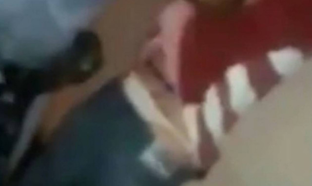 Η πιο ντροπιαστική σύλληψη: Δεν το περίμενε με αυτό που φορούσε! (video)