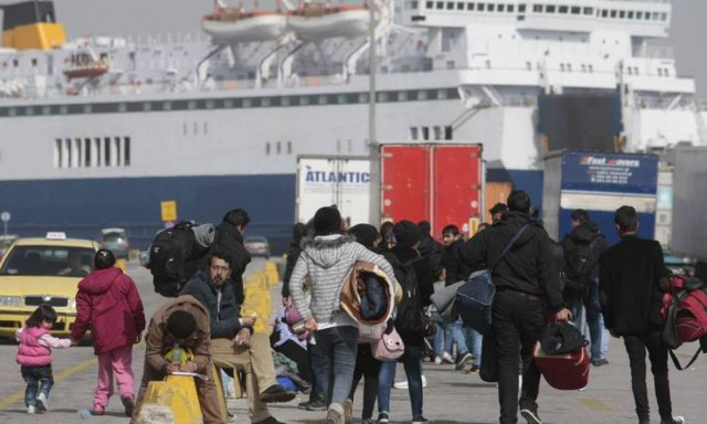 Μόνο ένα πούλμαν αναχώρησε με μετανάστες και πρόσφυγες από τον Πειραιά για το Λαύριο