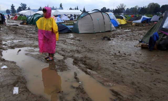Προσφυγικό: Ξεπερνούν τις 43.000 οι εγκλωβισμένοι στη χώρα - Απελπισία στη λασπωμένη Ειδομένη