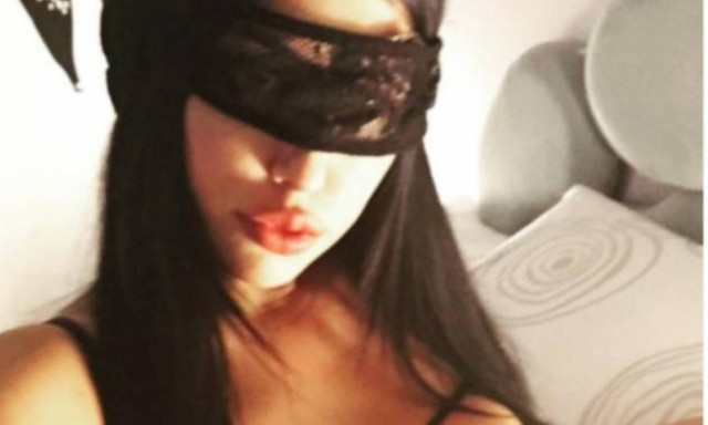 Δεμένα μάτια και... ελληνικό μπούστο που κολάζει! (photos)