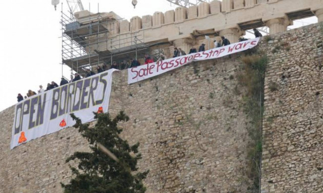 Πανό στην Ακρόπολη υπέρ του ανοίγματος των συνόρων για τους πρόσφυγες (photos)