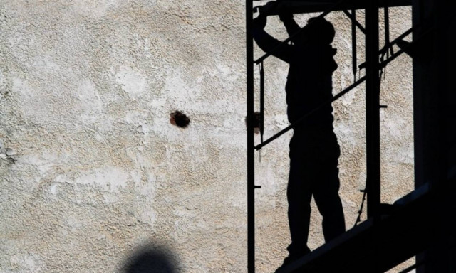 Δραματική έκθεση της ΓΣΕΕ: Ανεργία, φτώχεια, χαμηλοί μισθοί και ζωή... «με το κομμάτι»