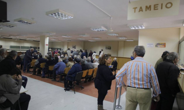 «Ψαλίδι» πάνω από 35% στα εφάπαξ χιλιάδων δημοσίων υπαλλήλων