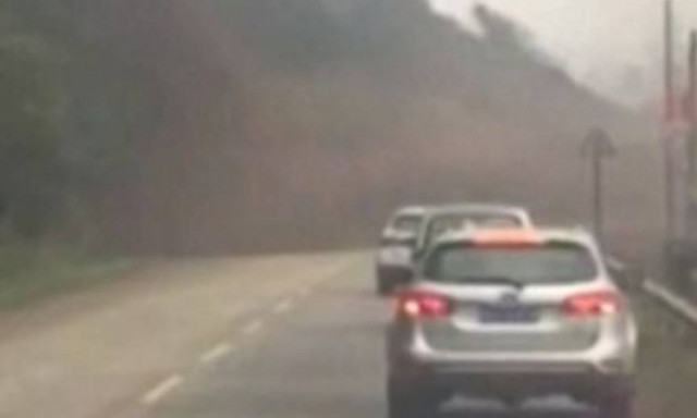 Εικόνες σοκ: Κατολίσθηση «εξαφάνισε» αυτοκινητόδρομο στην Κίνα (vid)