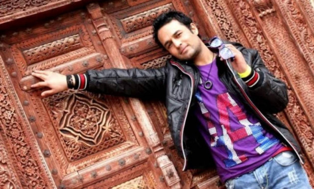 Πώς από ποπ σταρ στη χώρα του κατέληξε «επαίτης» στην Ελλάδα (video)