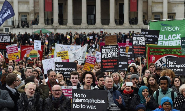 Χιλιάδες άνθρωποι διαδήλωσαν υπέρ των προσφύγων και μεταναστών σε όλη την Ευρώπη