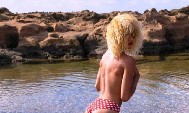 Παίκτρια ελληνικού Big Brother κολάζει στην παραλία (photos)