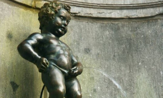 Χαμός με το σύμβολο των Βρυξελλών: Ο μικρός που κατουράει τους τζιχαντιστές (pics)