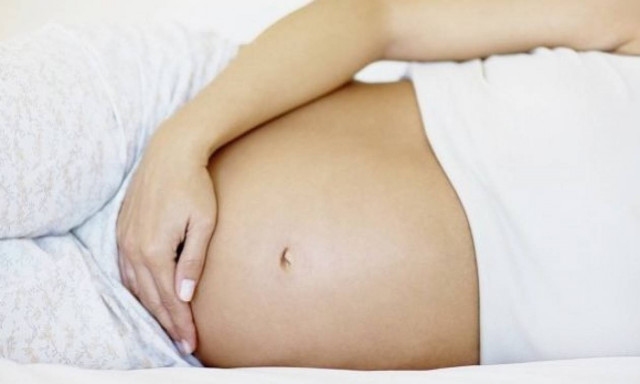 «Είμαι έγκυος: είναι φυσιολογικό να αισθάνομαι πόνο στην κοιλιά;»