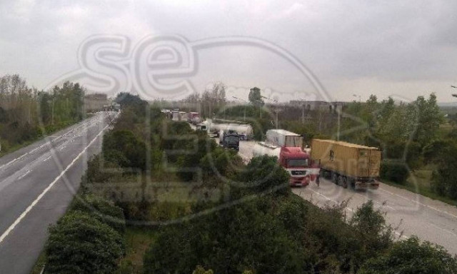 Πρόσφυγες έκλεισαν την εθνική οδό Θεσσαλονίκης - Κιλκίς (photos)