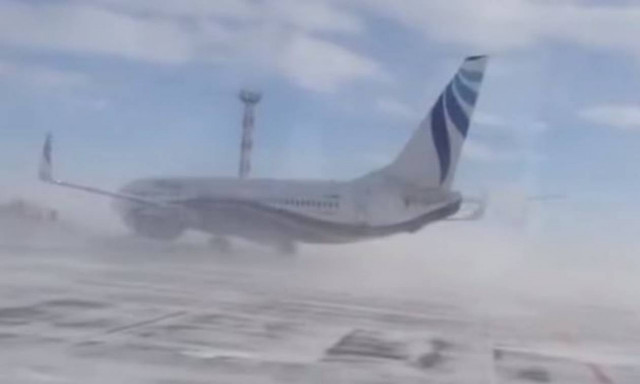 Απίστευτες εικόνες: Θυελλώδεις άνεμοι στροβιλίζουν αεροπλάνο στη Σιβηρία! (vid)
