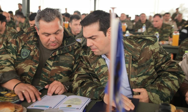 Οι Έλληνες βιοτέχνες πεινάνε κι ο Καμμένος παρήγγειλε 92.000 στρατιωτικές στολές στην Κίνα!