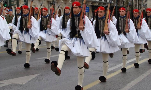 Όταν περνούν οι Εύζωνες   ...(vid)
