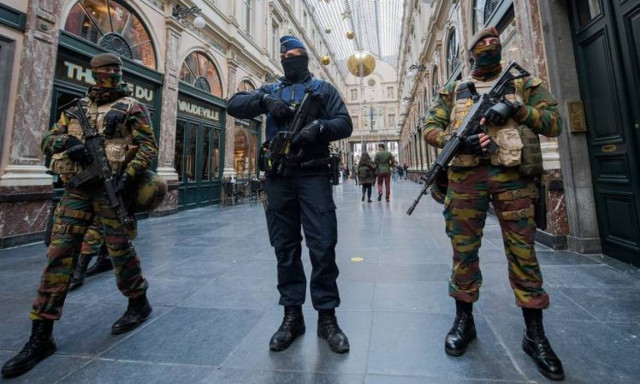 Εμπόλεμη ζώνη οι Βρυξέλλες: Πυροβολισμοί, εκρήξεις και συλλήψεις υπόπτων