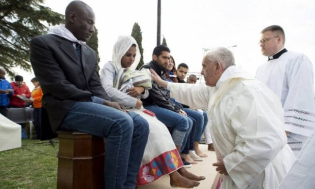 Ο Πάπας Φραγκίσκος έπλυνε τα πόδια προσφύγων! (pics)