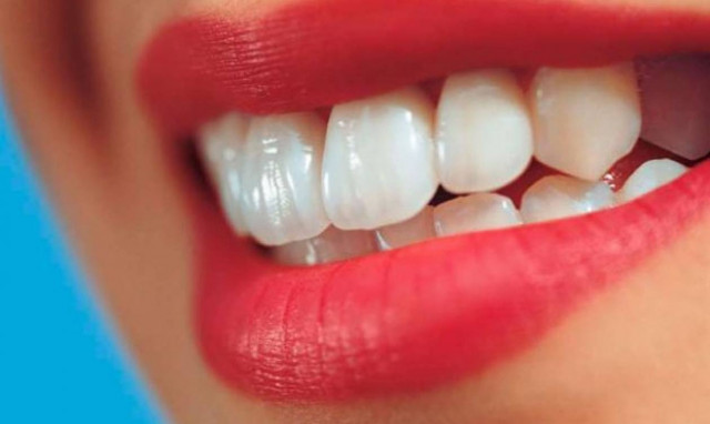 Πέντε τρόφιμα που θα λευκάνουν τα δόντια με φυσικό τρόπο