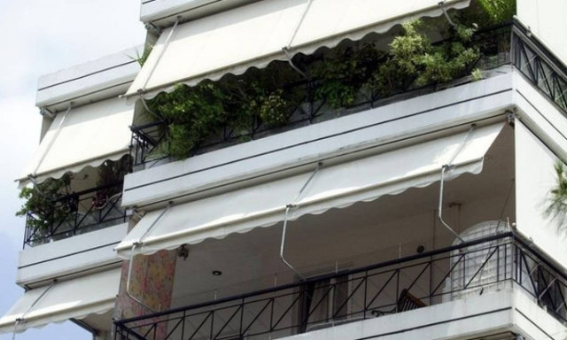 Στο μπαλκόνι μόνο με τα εσώρουχα!