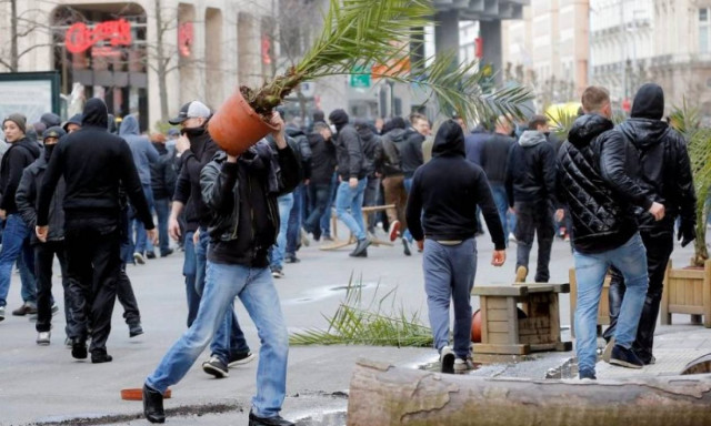 Επίθεση ακροδεξιών σε εκδήλωση μνήμης για τα θύματα των επιθέσεων στις Βρυξέλλες (Pics & Vid)