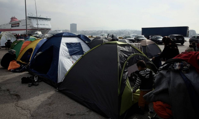 Αντιμέτωποι με το κρύο και τη βροχή πάνω από 5.000 πρόσφυγες στον Πειραιά
