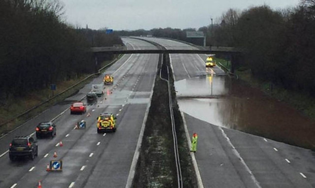 Ακυρώσεις πτήσεων από την κακοκαιρία σε Βρετανία, Γαλλία, Ολλανδία και Βέλγιο