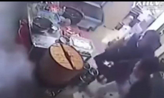 Τα... μηνύματα στο κινητό τίναξαν στον αέρα εστιατόριο στην Κίνα (vid)