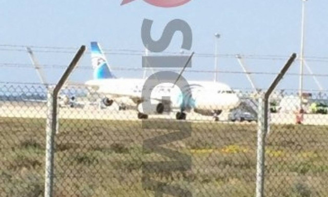 Αεροπειρατεία Κύπρος: Απελευθερώθηκαν οι επιβάτες - Παραμένει στο αεροπλάνο το 7μελες πλήρωμα