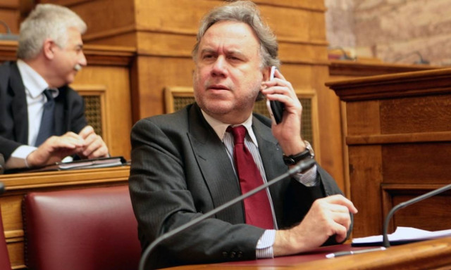 Χαμός στη Βουλή και στο Διαδίκτυο: Ποιο βιβλίο κρατούσε ο Κατρούγκαλος;