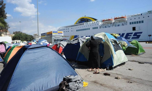 Άδεια από πρόσφυγες και μετανάστες έφτασαν σήμερα (29/03) δύο πλοία στον Πειραιά