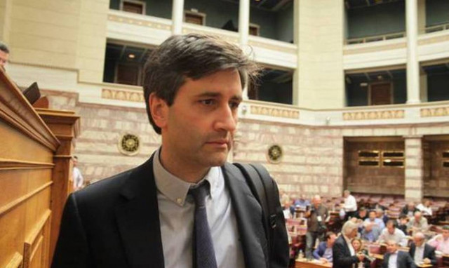 Η οικονομία καταρρέει και ο Χουλιαράκης υπόσχεται …λιγότερα μέτρα