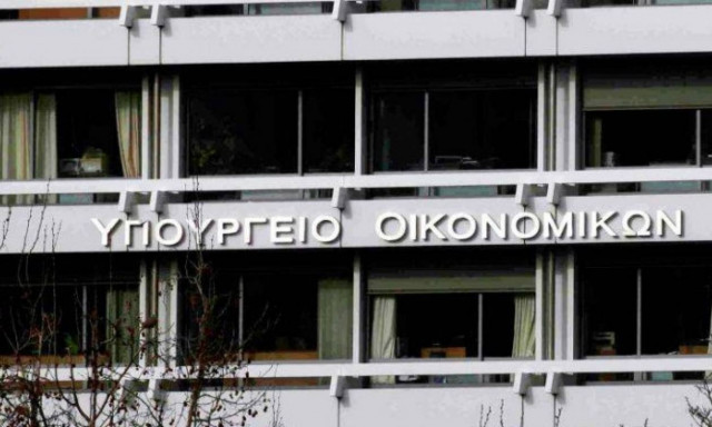 Συμβολική κατάληψη του υπουργείου Οικονομικών από μέλη του ΠΑΜΕ