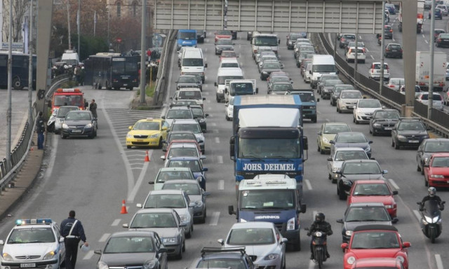 Τέλη κυκλοφορίας: Τα τέσσερα σενάρια που εξετάζει το υπουργείο Οικονομικών