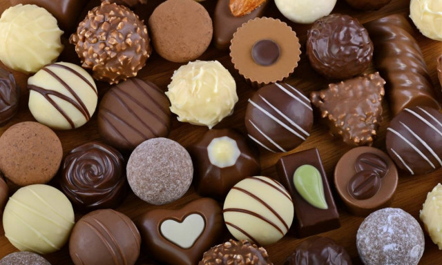 Γέμισε σοκολατάκια το γραφείο του Μητσοτάκη στη Βουλή!