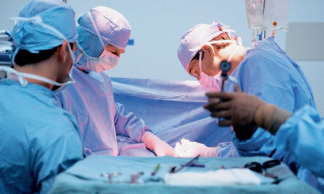 Πρωτοποριακή επέμβαση στην Ελλάδα: Συνομιλούσε με τον γιατρό ενώ εγχειριζόταν στον εγκέφαλο