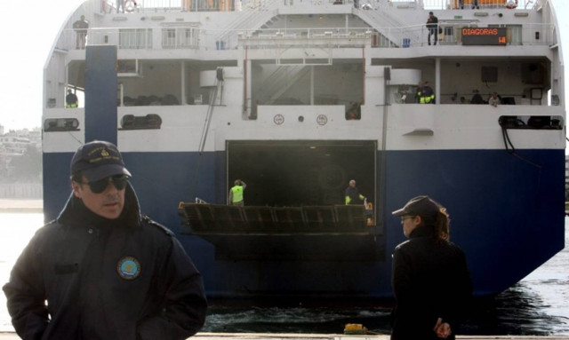 Εκκενώθηκε το «Blue Star 1» λόγω απειλής για βόμβα