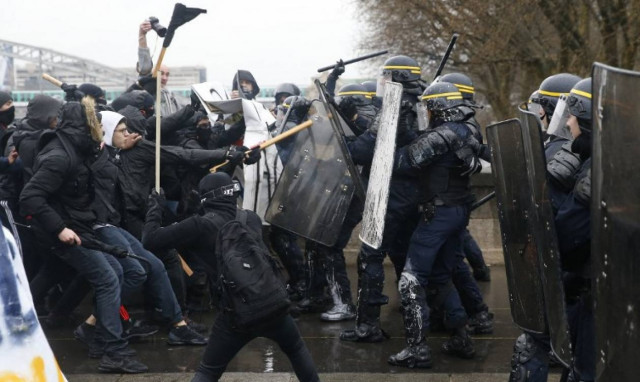 Γαλλία: Μαζική συμμετοχή και επεισόδια στις κινητοποιήσεις κατά των εργασιακών μεταρρυθμίσεων (vid)