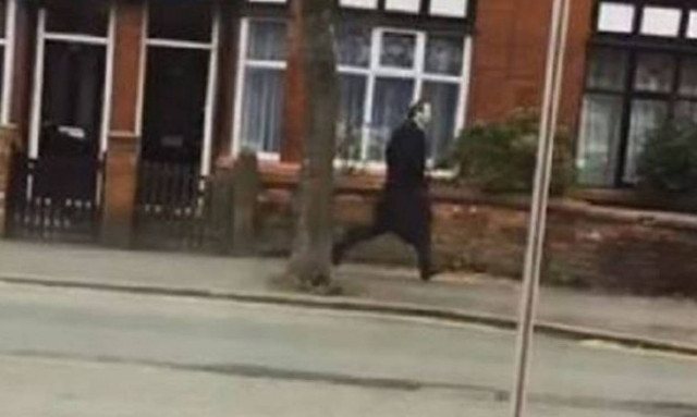 Αυτός ο άνδρας χάνει το τραμ για δευτερόλεπτα ΚΑΘΕ ΜΕΡΑ επί έξι μήνες! (video)