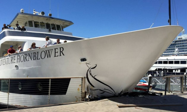 Τρόμος στην προβλήτα: Σκάφος πέφτει πάνω σε τουρίστες! (video)