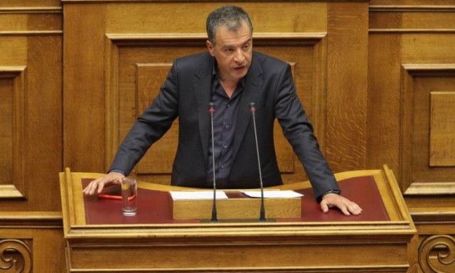 Θεοδωράκης: Στέλνουν πρόσφυγες σε ξενοδοχεία πολιτευτών των ΑΝΕΛ!