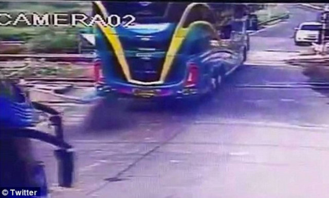 Συγκλονιστικό βίντεο: Τρένο κόβει στα δύο τουριστικό πούλμαν ακινητοποιημένο στις ράγες