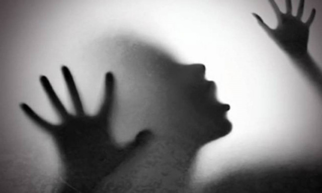 Βίαζε και κακοποιούσε επί οκτώ χρόνια τις δίδυμες θετές κόρες του